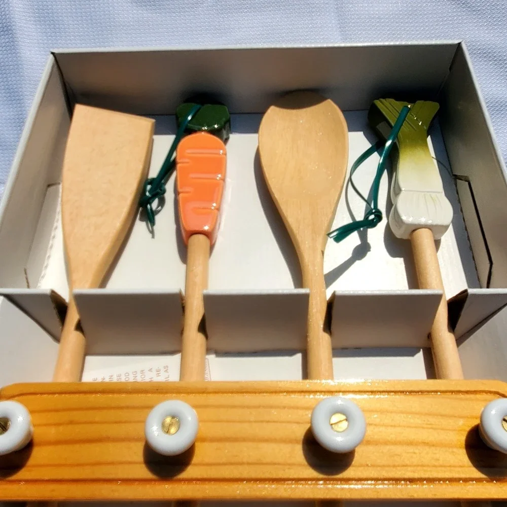 VEGETABLE UTENSILS & RACK Avon 1984 Kitchen Wooden Spoons/Fork/Scrapper‎ 🥕 NIB!